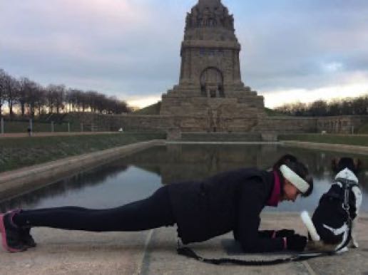 Referenz: Monikas Training bei Team Fit - Mensch und Hund vor dem Völkerschlachtdenkmal in Leipzig