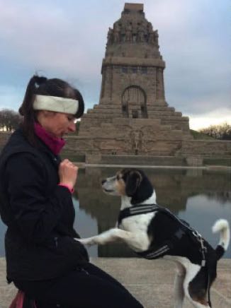 Referenz: Monikas Training bei Team Fit - Mensch und Hund vor dem Völkerschlachtdenkmal in Leipzig